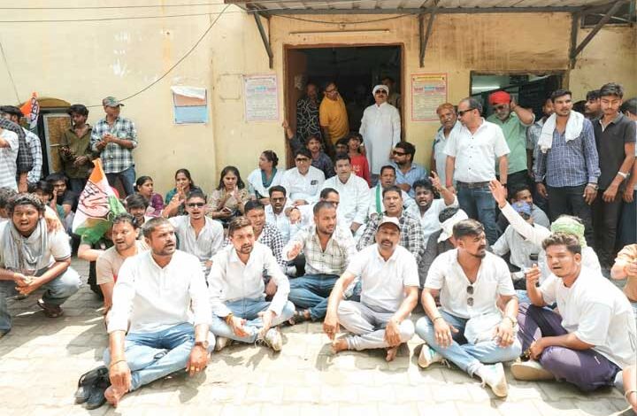बिजली कटौती के विरोध में कांग्रेस ने किया गुढियारी बिजली ऑफिस का घेराव बिजली कटौती के विरोध में कांग्रेस ने किया गुढियारी बिजली ऑफिस का घेराव
