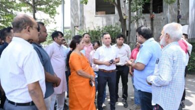 क्रेस्ट ग्रीन सोसाइटी निरीक्षण पर पहुंची महापौर मीनल चौबे लापरवाही के चलते बिल्डर को थमाया नोटिस