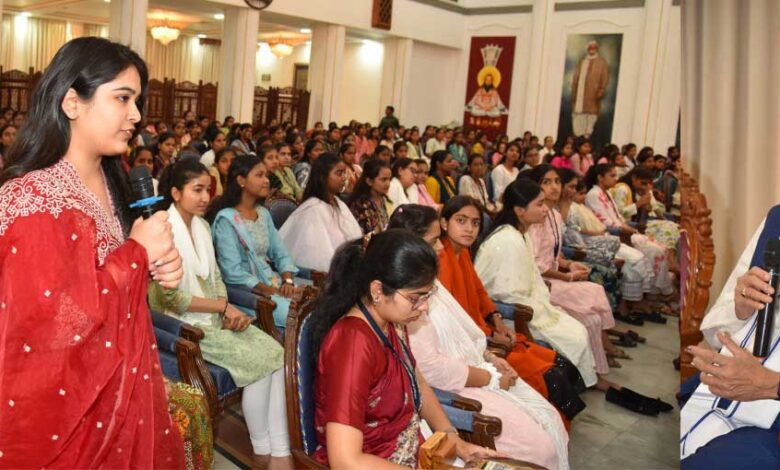 राज्यपाल श्री डेका ने महाविद्यालय की छात्राओं से हुए रूबरू राज्यपाल श्री डेका ने महाविद्यालय की छात्राओं से हुए रूबरू
