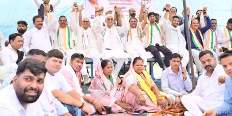 विश्रामपुर थाने के बाहर धरने पर बैठे टीएस सिंह देव और दीपक बैज, दी भूख हड़ताल की चेतावनी विश्रामपुर थाने के बाहर धरने पर बैठे टीएस सिंह देव और दीपक बैज, दी भूख हड़ताल की चेतावनी