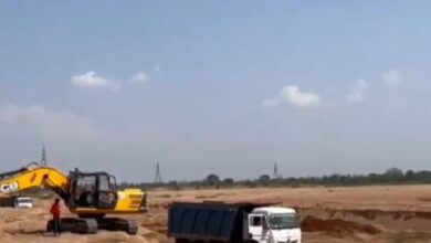 महानदी का सीना चीर अवैध रूप से हो रही खनन प्रशासन मौन किसके संरक्षण में चल रहा अवैध खनन का कारोबार राज्य सरकार मना रही सुशासन त्योहार क्या यही है सुशासन