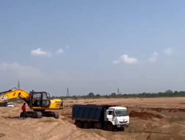 महानदी का सीना चीर अवैध रूप से हो रही खनन प्रशासन मौन किसके संरक्षण में चल रहा अवैध खनन का कारोबार राज्य सरकार मना रही सुशासन त्योहार क्या यही है सुशासन महानदी का सीना चीर अवैध रूप से हो रही खनन प्रशासन मौन किसके संरक्षण में चल रहा अवैध खनन का कारोबार राज्य सरकार मना रही सुशासन त्योहार क्या यही है सुशासन
