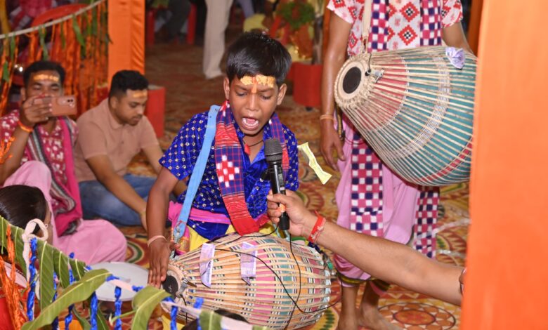 बसना के अरेकेल चौक पर गूंजा महामंत्र, अष्ट प्रहरी हरिनाम संकीर्तन में पहुंचे विधायक डॉ. संपत अग्रवाल