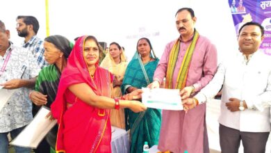 मझौली शिविर में सविता को मौके पर मिला आयुष्मान कार्ड, ग्रामीणों की समस्याओं का हुआ त्वरित निराकरण