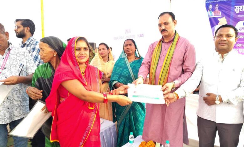 मझौली शिविर में सविता को मौके पर मिला आयुष्मान कार्ड, ग्रामीणों की समस्याओं का हुआ त्वरित निराकरण