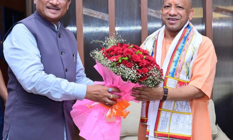 मुख्यमंत्री ने उत्तर प्रदेश के मुख्यमंत्री श्री योगी आदित्यनाथ का किया आत्मीय स्वागत मुख्यमंत्री ने उत्तर प्रदेश के मुख्यमंत्री श्री योगी आदित्यनाथ का किया आत्मीय स्वागत