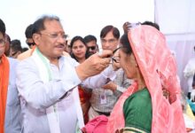 ’मुख्यमंत्री विष्णु देव साय ने हितग्राहियों को अपने हाथों से पहनाया नजर का चश्मा’