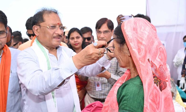 ’मुख्यमंत्री विष्णु देव साय ने हितग्राहियों को अपने हाथों से पहनाया नजर का चश्मा’ ’मुख्यमंत्री विष्णु देव साय ने हितग्राहियों को अपने हाथों से पहनाया नजर का चश्मा’