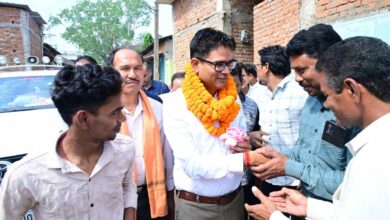 वित्त मंत्री श्री ओ.पी. चौधरी ने ग्राम डुमरमुड़ा में ग्रामीणों से किया आत्मीय संवाद