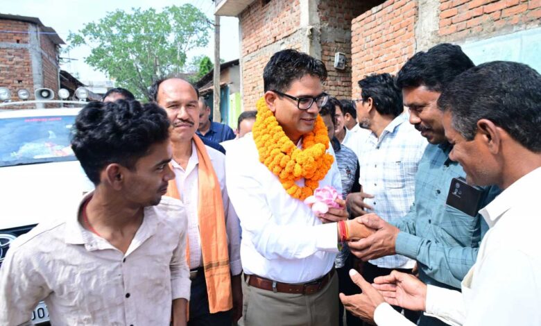 वित्त मंत्री श्री ओ.पी. चौधरी ने ग्राम डुमरमुड़ा में ग्रामीणों से किया आत्मीय संवाद