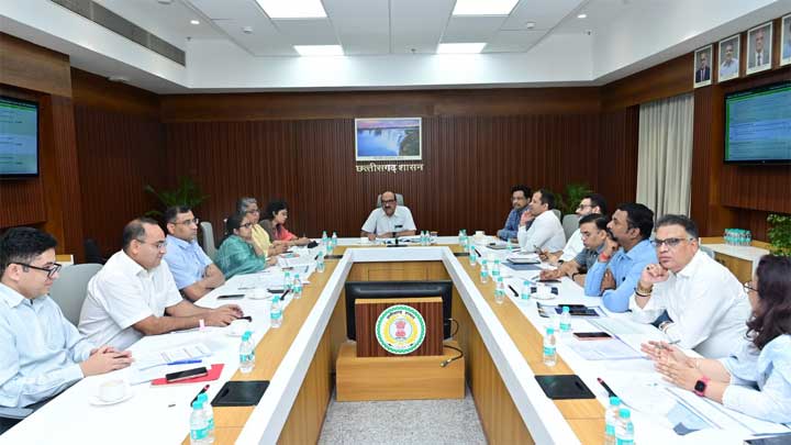 मुख्य सचिव ने महत्वपूर्ण योजनाओं के क्रियान्वयन की समीक्षा