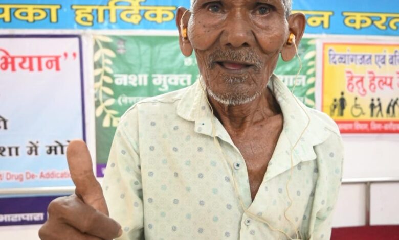 रायपुर : जनदर्शन में बुजुर्ग को मिला डिजिटल श्रवण यंत्र, 77 वर्षीय श्री श्याम लाल साहू को तत्काल मिली सुनने की नई शक्ति