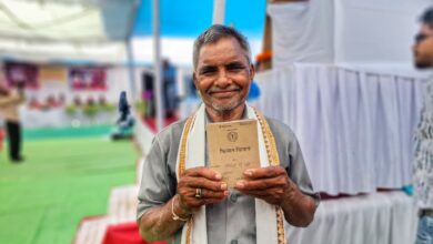 रायपुर : सुशासन तिहार 2026: जनसमस्या निवारण शिविर में गोरेलाल बरेठ को तत्काल मिली किसान किताब