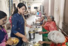 इमाम ए हुसैन की याद में SVVF की चेयरमैन सैय्यद सलमा ने वृद्धा आश्रम में कराया वृदो को भोजन