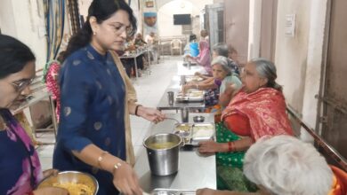 इमाम ए हुसैन की याद में SVVF की चेयरमैन सैय्यद सलमा ने वृद्धा आश्रम में कराया वृदो को भोजन
