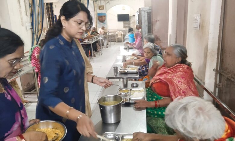 इमाम ए हुसैन की याद में SVVF की चेयरमैन सैय्यद सलमा ने वृद्धा आश्रम में कराया वृदो को भोजन