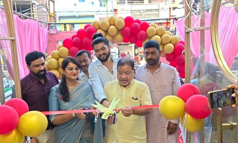 विधायक सुनील सोनी वैदिक ग्रुप एम डी सैय्यद सलमा ने किया मीरा इलेक्ट्रॉनिक शो रूम का शुभारंभ