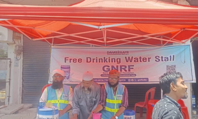 इमाम हुसैन की याद में दावतें इस्लामी जी एन आर ई ने राहगीरों पिलाया ठंडाई यूक्त बेहतरीन ठंडा शरबत