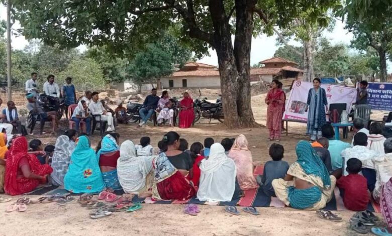 बाल विवाह रोकथाम, महिला सशक्तिकरण और साइबर सुरक्षा के प्रति जागरूक हो रहे ग्रामीण बाल विवाह रोकथाम, महिला सशक्तिकरण और साइबर सुरक्षा के प्रति जागरूक हो रहे ग्रामीण