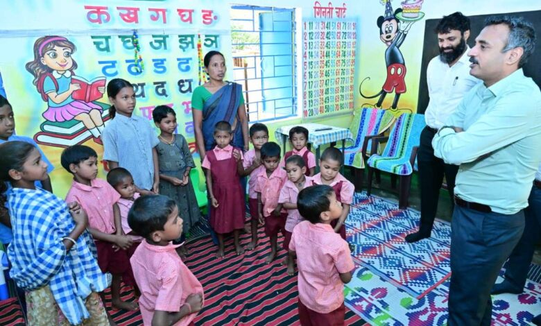 प्रभारी सचिव श्री अंकित आनंद ने चापाटोली मॉडल आंगनबाड़ी केंद्र का किया निरीक्षण