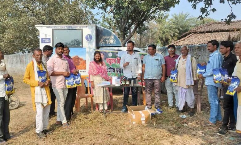 एक कॉल पर घर पहुंच रही पशु चिकित्सा सेवा, ग्रामीण पशुपालकों के लिए वरदान बनी मोबाइल यूनिट