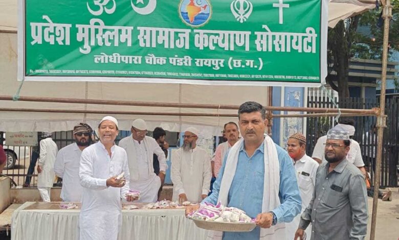 तपती गर्मी में राहत: प्रदेश मुस्लिम समाज कल्याण सोसायटी द्वारा रायपुर के कचहरी चौक पर छाछ वितरण