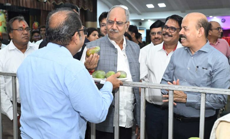 गांवों में अमराई की परंपरा पुनर्जीवित करने की जरूरत: श्री बृजमोहन अग्रवाल गांवों में अमराई की परंपरा पुनर्जीवित करने की जरूरत: श्री बृजमोहन अग्रवाल