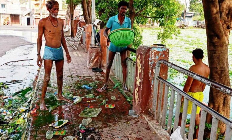 महराजबंध तालाब के किनारे अवैध कब्जे बंद, तालाब को पाटने या अवैध कब्जे पर होगी दण्डात्मक कार्यवाही महराजबंध तालाब के किनारे अवैध कब्जे बंद, तालाब को पाटने या अवैध कब्जे पर होगी दण्डात्मक कार्यवाही