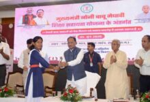 मुख्यमंत्री के हाथों मेधावी छात्रा को मिली 2 लाख रुपये की सहायता