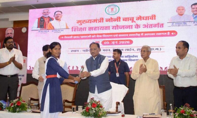 मुख्यमंत्री के हाथों मेधावी छात्रा को मिली 2 लाख रुपये की सहायता मुख्यमंत्री के हाथों मेधावी छात्रा को मिली 2 लाख रुपये की सहायता
