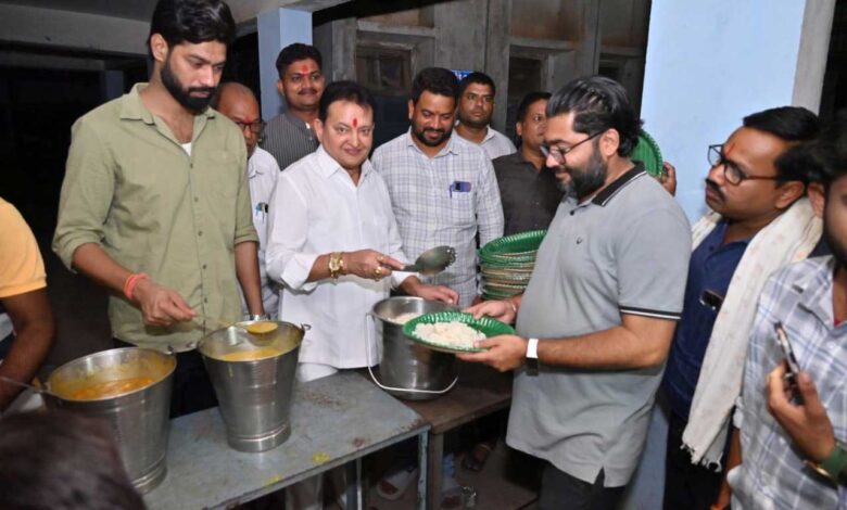 बसना के हनुमान मंदिर में गूंजा चालीसा का पाठ, विधायक डॉ. संपत अग्रवाल ने की महाआरती बसना के हनुमान मंदिर में गूंजा चालीसा का पाठ, विधायक डॉ. संपत अग्रवाल ने की महाआरती