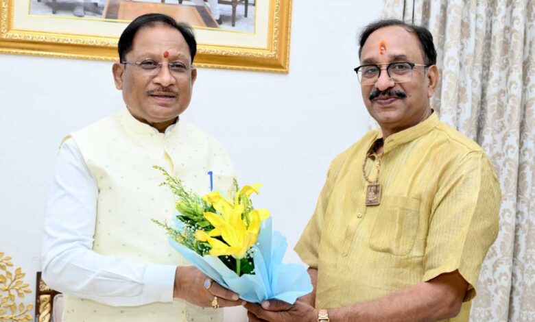 मुख्यमंत्री से छत्तीसगढ़ योग आयोग के नवनियुक्त अध्यक्ष श्री संजय अग्रवाल ने की सौजन्य मुलाकात