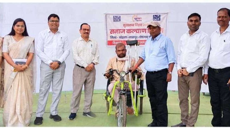 बैटरी चलित ट्राइसाइकिल बनी श्री पुरोचन के आत्मसम्मान और आत्मनिर्भरता की नई राह बैटरी चलित ट्राइसाइकिल बनी श्री पुरोचन के आत्मसम्मान और आत्मनिर्भरता की नई राह