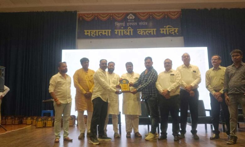 जरूरतमंदों के लिए फरिश्ता बने यूनुस अजनबी, रक्त अलंकरण सम्मान से नवाजे गए। जरूरतमंदों के लिए फरिश्ता बने यूनुस अजनबी, रक्त अलंकरण सम्मान से नवाजे गए।