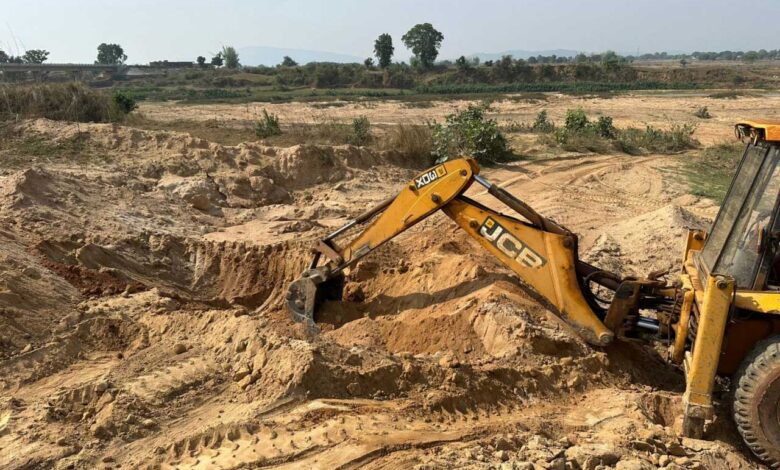 बलरामपुर में अवैध खनन पर प्रशासन की बड़ी कार्रवाई बलरामपुर में अवैध खनन पर प्रशासन की बड़ी कार्रवाई