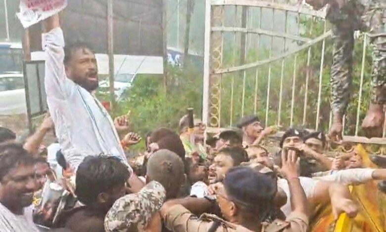 बरसते पानी में गरजा कांग्रेस का विरोध,बस्तर जिला कांग्रेस कमेटी ने बिजली दरों में वृद्धि के विरोध में मुख्यमंत्री साय का पुतला दहन कर बिजली विभाग का किया घेराव …. बरसते पानी में गरजा कांग्रेस का विरोध,बस्तर जिला कांग्रेस कमेटी ने बिजली दरों में वृद्धि के विरोध में मुख्यमंत्री साय का पुतला दहन कर बिजली विभाग का किया घेराव ….