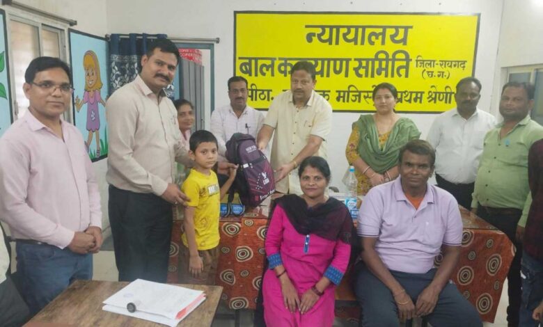 छत्तीसगढ़ में बाल संरक्षण की नई मिसाल : रायगढ़ में पहली बार समुदाय-आधारित फोस्टर केयर के तहत बालक को मिला पारिवारिक संरक्षण छत्तीसगढ़ में बाल संरक्षण की नई मिसाल : रायगढ़ में पहली बार समुदाय-आधारित फोस्टर केयर के तहत बालक को मिला पारिवारिक संरक्षण