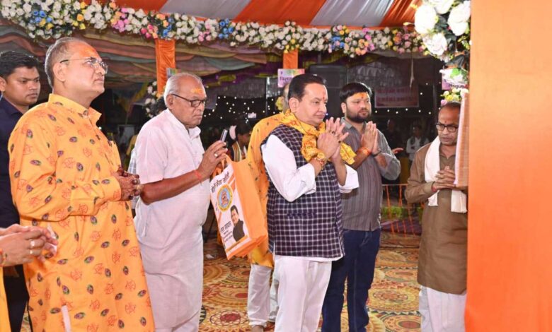 बसना के अरेकेल चौक पर गूंजा महामंत्र, अष्ट प्रहरी हरिनाम संकीर्तन में पहुंचे विधायक डॉ. संपत अग्रवाल