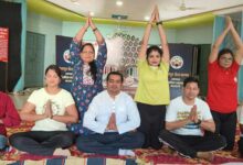 अंतरराष्ट्रीय योग दिवस पर रायपुर प्रेस क्लब में पत्रकारों ने किया योगाभ्यास सैय्यद सलमा सहित वरिष्ठ पत्रकार हुए शामिल