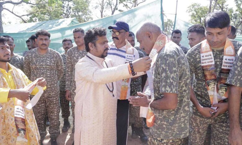 वीर जवानों के सम्मान के लिए अबूझमाड़ के दुर्गम जंगलों में पहुंचे डॉ. प्रेमा साई महाराज वीर जवानों के सम्मान के लिए अबूझमाड़ के दुर्गम जंगलों में पहुंचे डॉ. प्रेमा साई महाराज