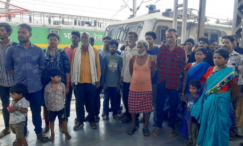 मुक्त कराए गए श्रमिकों की सकुशल वापसी