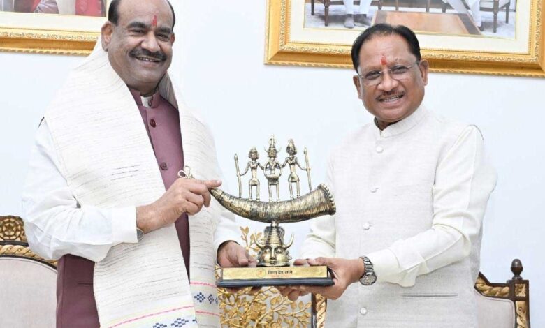 लोकसभा अध्यक्ष श्री ओम बिरला ने मुख्यमंत्री श्री विष्णु देव साय से की सौजन्य भेंट लोकसभा अध्यक्ष श्री ओम बिरला ने मुख्यमंत्री श्री विष्णु देव साय से की सौजन्य भेंट