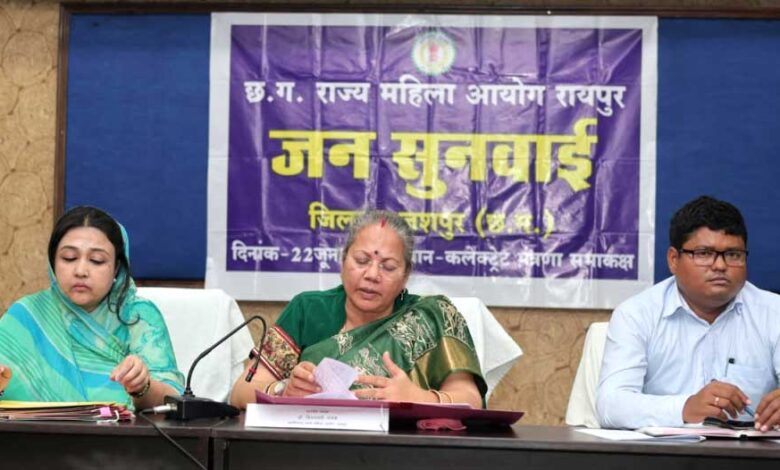 महिला आयोग की सुनवाई में कई मामलों का हुआ निराकरण, छह वर्ष से साथ रह रही महिला से विवाह कराने के निर्देश