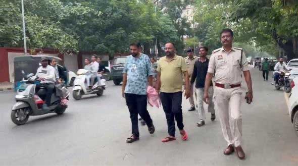 जो कल तक दिखाता था रौब, पुलिस की दबिश पड़ते ही निकली हेकड़ी; बंधक बनाकर मारपीट और लूटकांड में दो गिरफ्तार जो कल तक दिखाता था रौब, पुलिस की दबिश पड़ते ही निकली हेकड़ी; बंधक बनाकर मारपीट और लूटकांड में दो गिरफ्तार