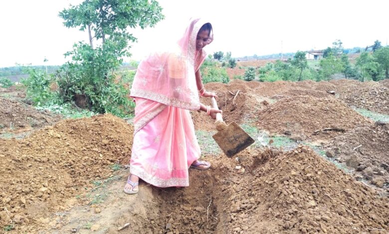 125 दिन रोजगार, 300 रुपये दिहाड़ी और समय पर भुगतान से बदली ग्रामीणों की जिंदगी