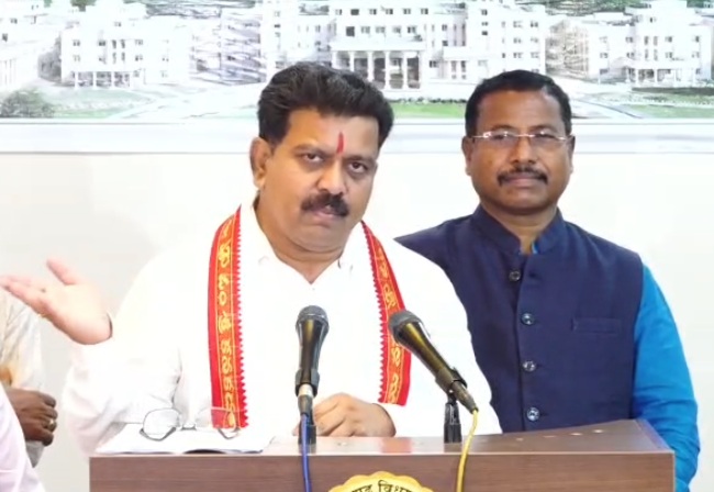 विधानसभा में विजय शर्मा ने गिनाए सरकार के काम, कांग्रेस पर लगाए घोटालों और भ्रष्टाचार के आरोप विधानसभा में विजय शर्मा ने गिनाए सरकार के काम, कांग्रेस पर लगाए घोटालों और भ्रष्टाचार के आरोप