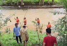सूरजपुर में दर्दनाक हादसा: उफनती नदी में बहा 10 वर्षीय मासूम, दो दिन बाद भी नहीं मिला सुराग सूरजपुर में दर्दनाक हादसा: उफनती नदी में बहा 10 वर्षीय मासूम, दो दिन बाद भी नहीं मिला सुराग