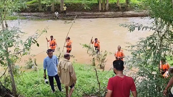 सूरजपुर में दर्दनाक हादसा: उफनती नदी में बहा 10 वर्षीय मासूम, दो दिन बाद भी नहीं मिला सुराग सूरजपुर में दर्दनाक हादसा: उफनती नदी में बहा 10 वर्षीय मासूम, दो दिन बाद भी नहीं मिला सुराग