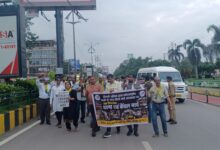 NEET पेपर लीक में 30 बच्चों की आत्महत्या पर आम आदमी पार्टी ने निकाला कैंडल मार्च NEET पेपर लीक में 30 बच्चों की आत्महत्या पर आम आदमी पार्टी ने निकाला कैंडल मार्च
