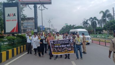 NEET पेपर लीक में 30 बच्चों की आत्महत्या पर आम आदमी पार्टी ने निकाला कैंडल मार्च